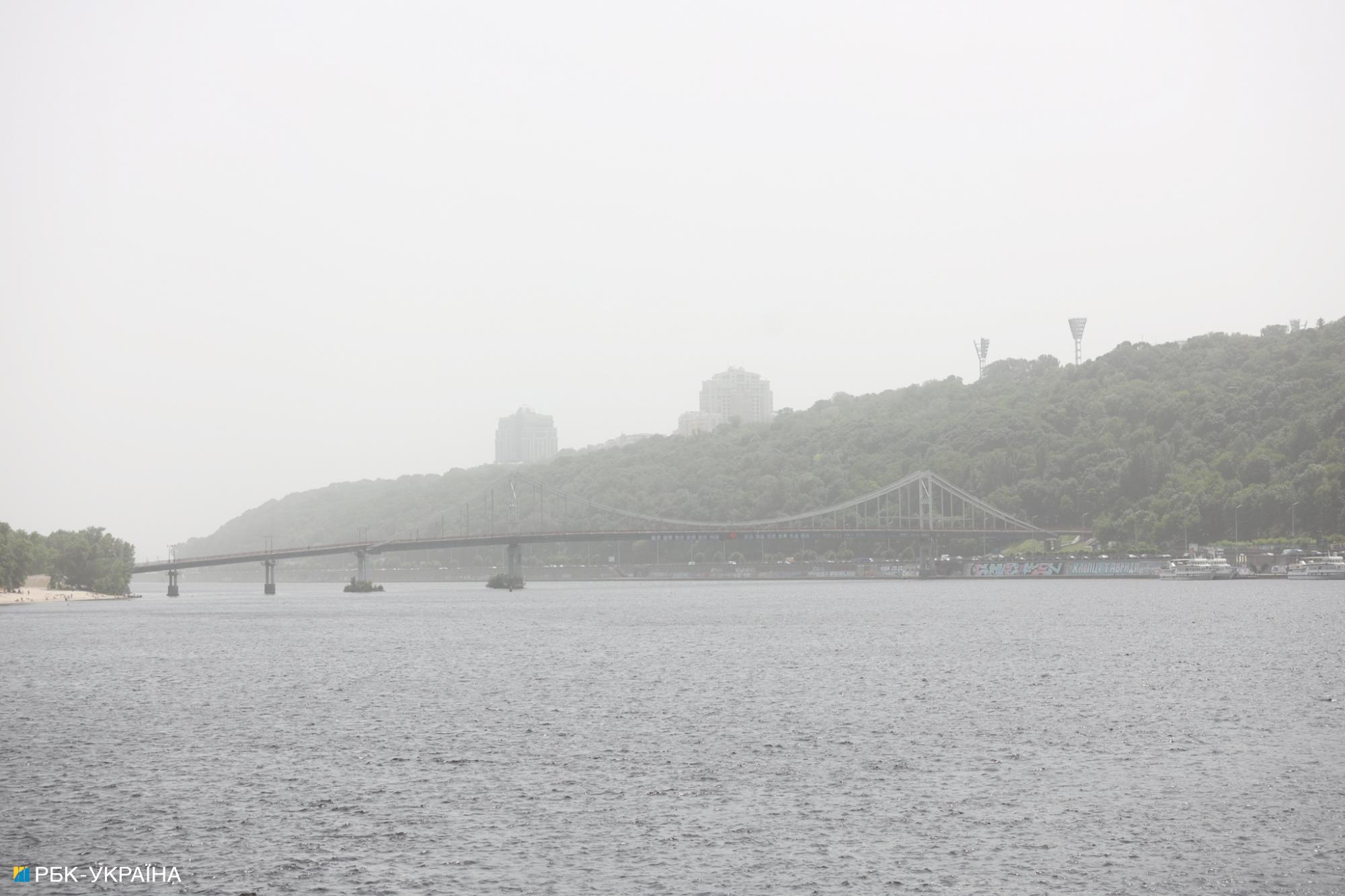 Киев накрыла песчаная буря: ее видно из космоса (фото)